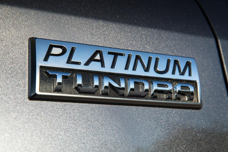 Логотип Toyota Tundra Platinum CrewMax 2017 года  (фото 13 из 18)